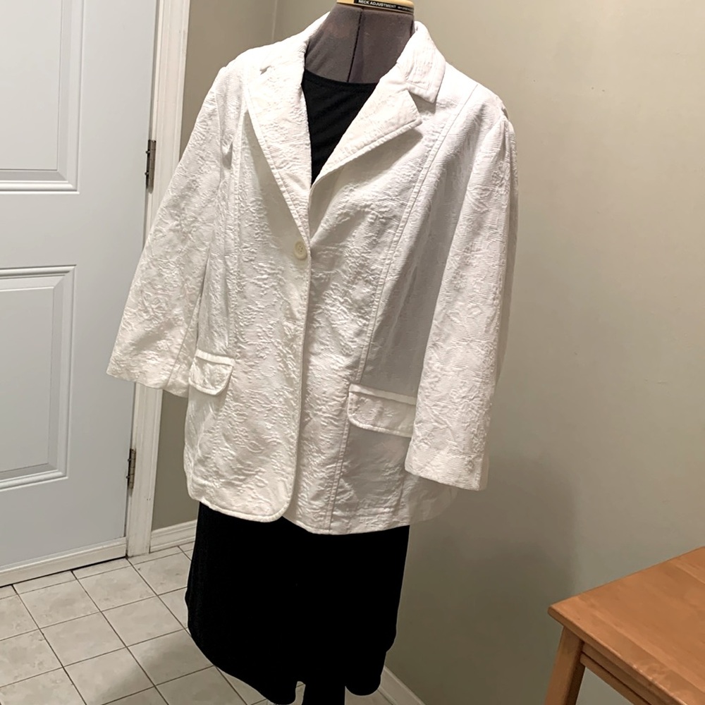 Women’s white Blazer